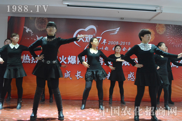 以團(tuán)結(jié)協(xié)作謀未來,用全力以赴創(chuàng)輝煌